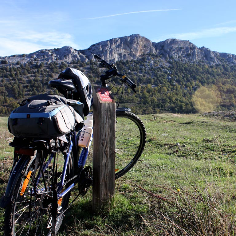 Paisaje en las proximidades de Santo Domingo de Silos, en la provincia de Burgos. En bici no olvides el casco: legalmente es obligatorio para los adultos en todos los tramos de carretera fuera de la ciudad y para los menores de 16 años es obligatorio en todo momento / ALC. Paisaje en las proximidades de Santo Domingo de Silos, en la provincia de Burgos. En bici no olvides el casco: legalmente es obligatorio para los adultos en todos los tramos de carretera fuera de la ciudad y para los menores de 16 años es obligatorio en todo momento / ALC.