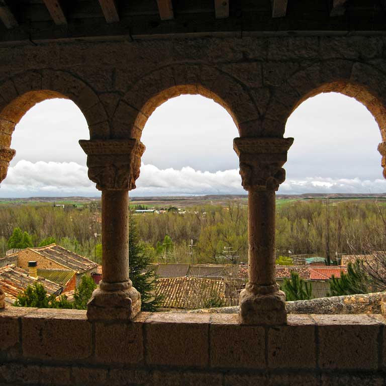 Galería porticada. Iglesia de Nuestra Señora del Rivero. San Esteban de Gormaz, Soria / ALC Galería porticada. Iglesia de Nuestra Señora del Rivero. San Esteban de Gormaz, Soria / ALC