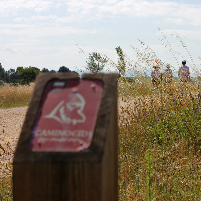 Baliza senderista del Camino del Cid. Respeta la señalización que te encuentres: dañar, tirar o cambiar una señal significa que los que vayan detrás de ti podrían perderse / ALC. Baliza senderista del Camino del Cid. Respeta la señalización que te encuentres: dañar, tirar o cambiar una señal significa que los que vayan detrás de ti podrían perderse / ALC.
