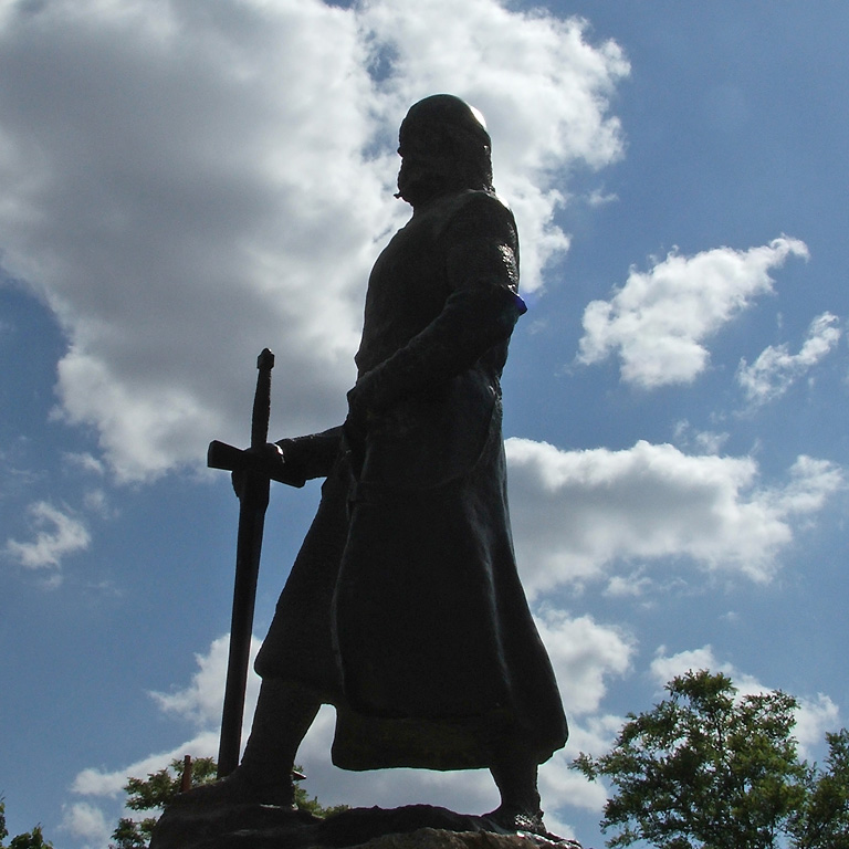 Una estatua del Cid en la localidad turolense de El Poyo del Cid recuerda la importancia estratégica que otorga el Cantar de mío Cid a esta población, ya que desde aquí lanzaba ataques y algaras por los territorios circundantes / ALC. Una estatua del Cid en la localidad turolense de El Poyo del Cid recuerda la importancia estratégica que otorga el Cantar de mío Cid a esta población, ya que desde aquí lanzaba ataques y algaras por los territorios circundantes / ALC.