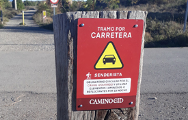 Cartel de advertencia para senderistas del Camino del Cid Cartel de advertencia para senderistas del Camino del Cid
