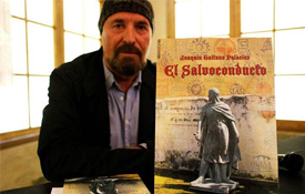 Joaquín Gaitano con su libro "El Salvoconducto" Joaquín Gaitano con su libro "El Salvoconducto"