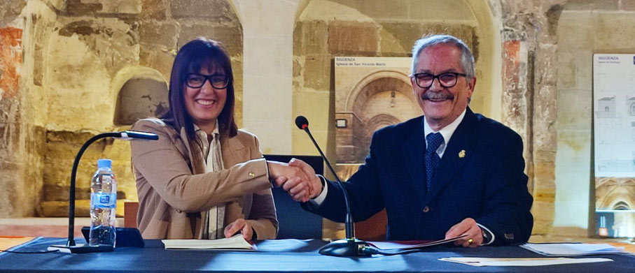 La diputada de Turismo de Teruel, Marta Sancho junto al presidente de la Real Asociación Española de Cronistas Oficiales, Juan Antonio Alonso Resalt La diputada de Turismo de Teruel, Marta Sancho junto al presidente de la Real Asociación Española de Cronistas Oficiales, Juan Antonio Alonso Resalt