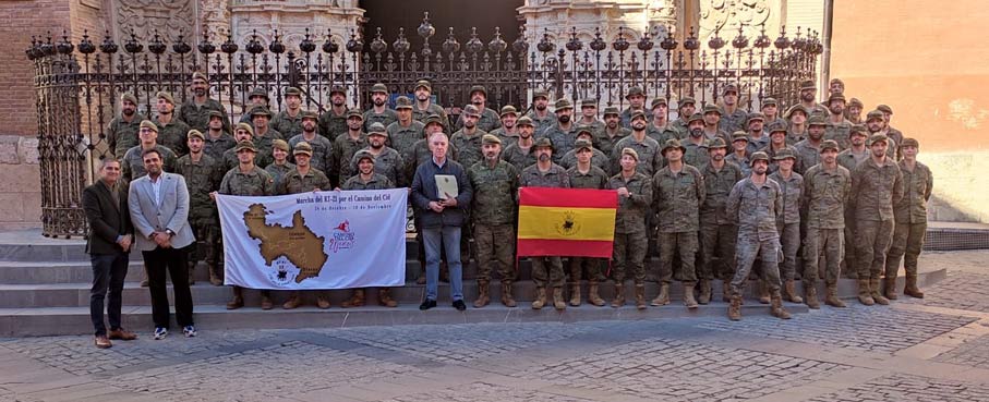 El Regimiento de Transmisiones 21 en la puerta de la Basílica de Santa María de Calatayud El Regimiento de Transmisiones 21 en la puerta de la Basílica de Santa María de Calatayud