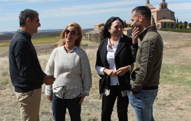 Un momento de la visita al rodaje de la serie El Cid en Almenar. De izda. a derecha Alberto Luque, gerente del Consorcio Camino del Cid, Cristina Fernández, directora de Comunicación de Zebra, Raquel Contreras, diputada de Bürgos y Enrique Rubio, diputado de Soria Un momento de la visita al rodaje de la serie El Cid en Almenar. De izda. a derecha Alberto Luque, gerente del Consorcio Camino del Cid, Cristina Fernández, directora de Comunicación de Zebra, Raquel Contreras, diputada de Bürgos y Enrique Rubio, diputado de Soria