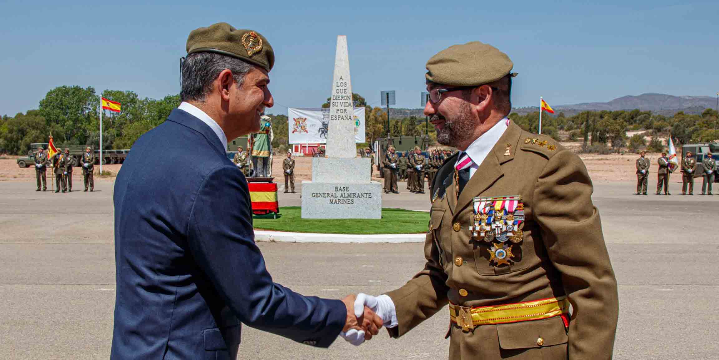 El director gerente del Consorcio Camino del Cid, Alberto Luque, junto al Jefe del Regimiento de Transmisiones 21, Coronel David Álvarez Lanzarote El director gerente del Consorcio Camino del Cid, Alberto Luque, junto al Jefe del Regimiento de Transmisiones 21, Coronel David Álvarez Lanzarote
