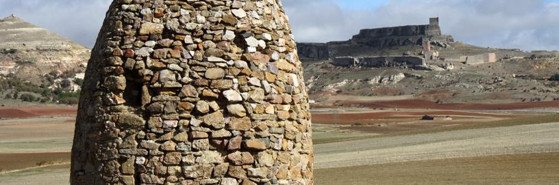 Chozo pastoril y castillo de Atienza, Guadalajara.